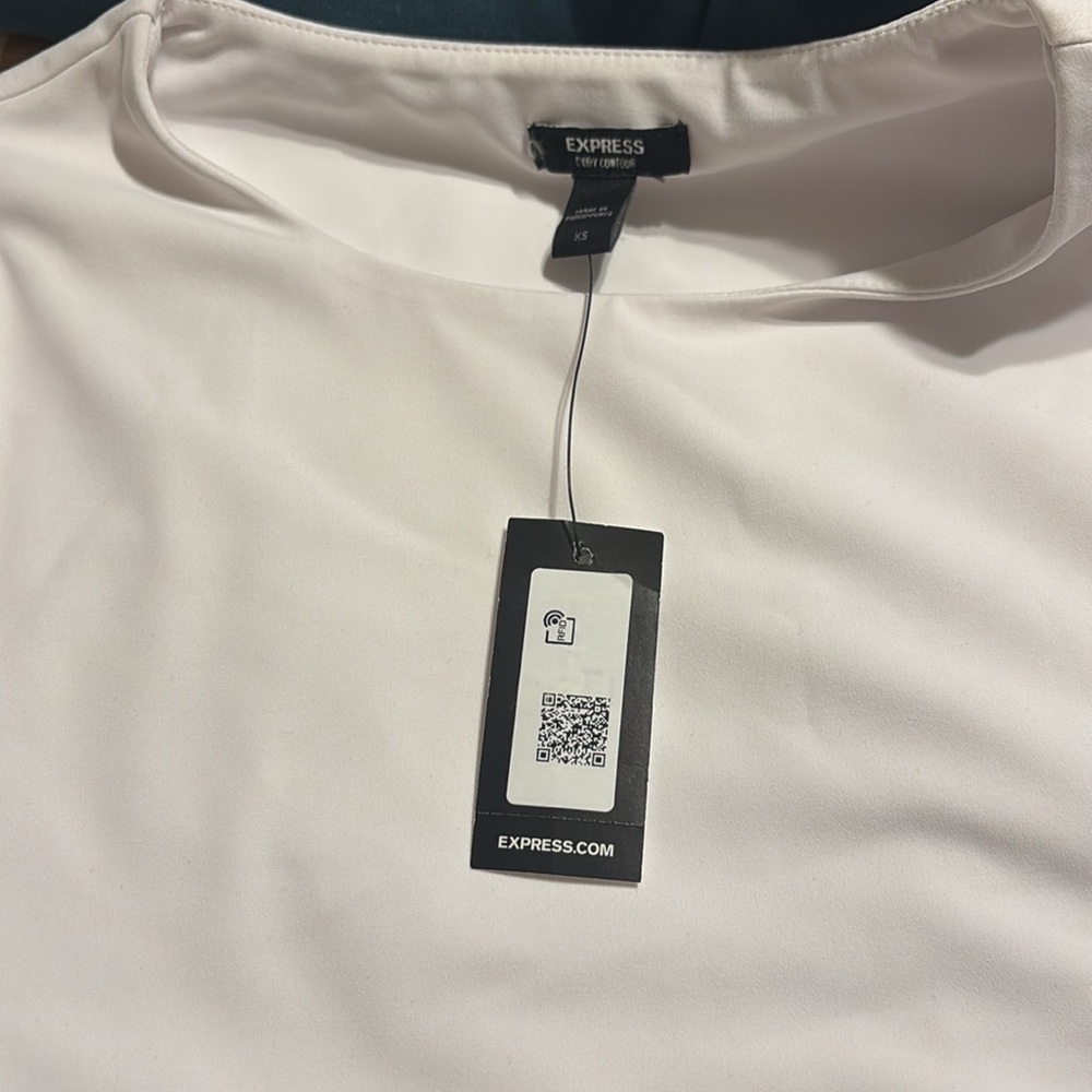 Body Contour Tee - Picture 4 of 4
